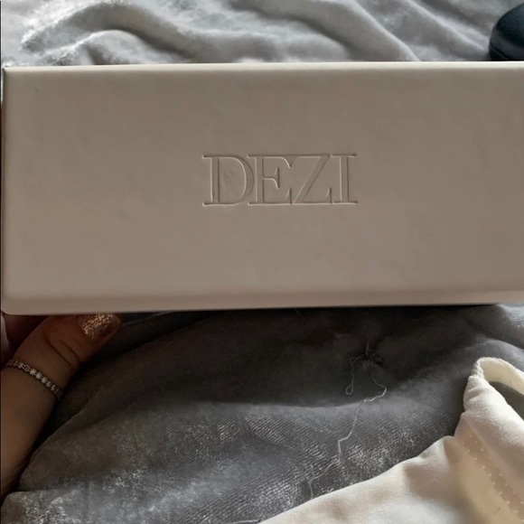 Dezi Charge It Sunglasses - Picture 4 of 4